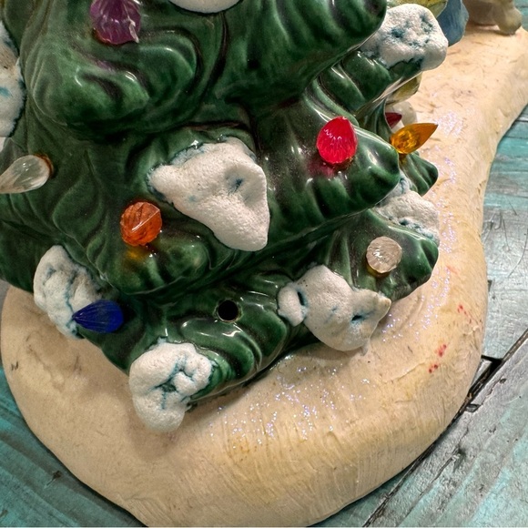 Vintage Hand Painted Ceramic Caroling Children Light Up Christmas Tree Lamp Post - Picture 13 of 14